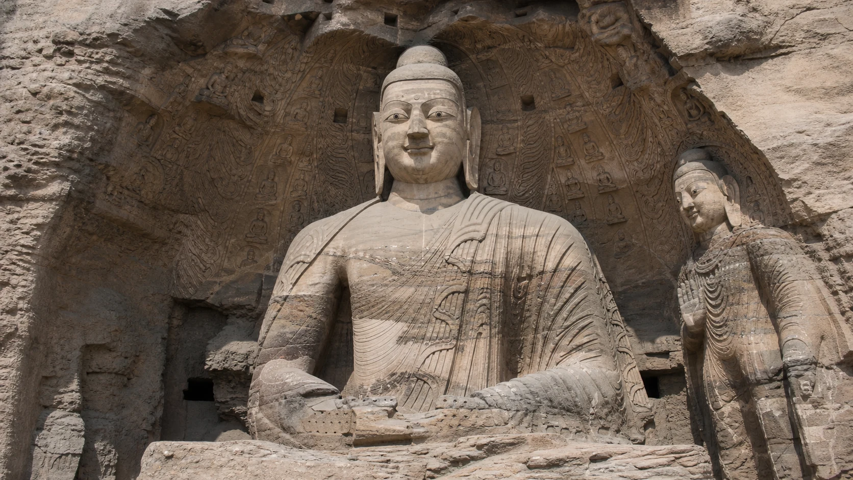 雲岡石窟第20窟の砂岩に刻まれた北魏時代の露天大仏