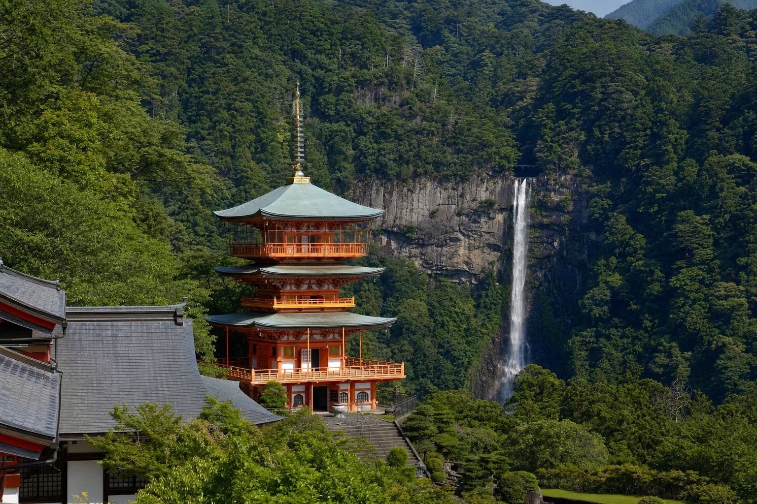 熊野那智大社と青岸渡寺の三重塔、その背後に落ちる那智大滝