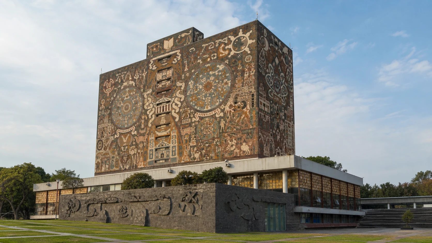 メキシコ史と先住民文化のモザイク壁画で全面を覆われたUNAM中央図書館