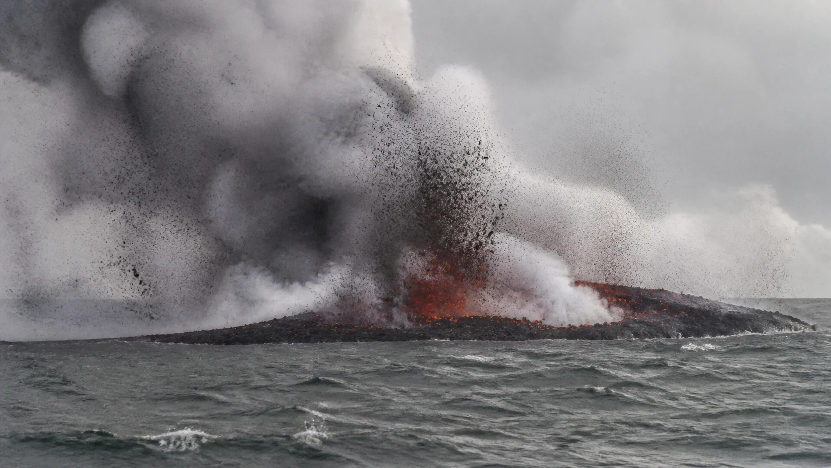 1963年の北大西洋で火山灰と水蒸気を上げながら海面に現れ始めたスルツェイ火山島