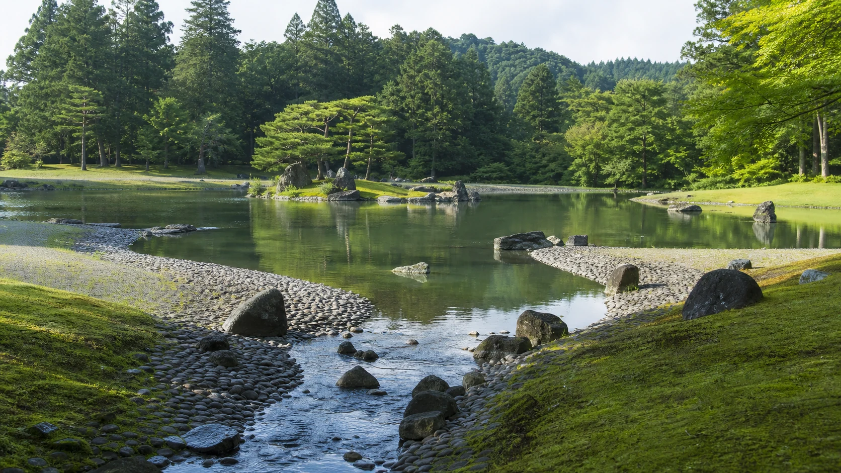 大泉が池と遣水が広がる毛越寺の浄土庭園
