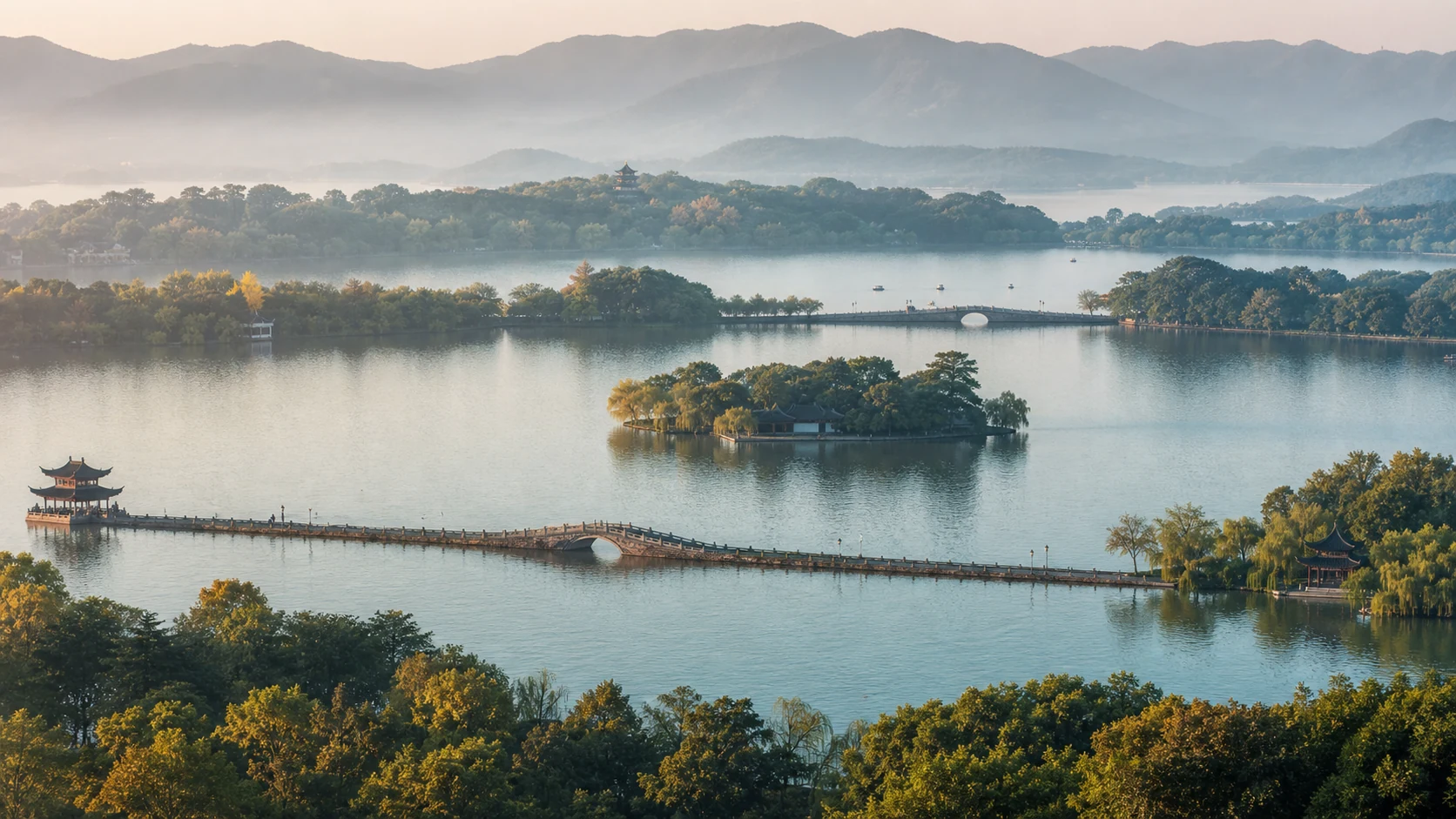 杭州西湖の湖上の島と長い堤、遠景の楼閣がつくる絵画的景観