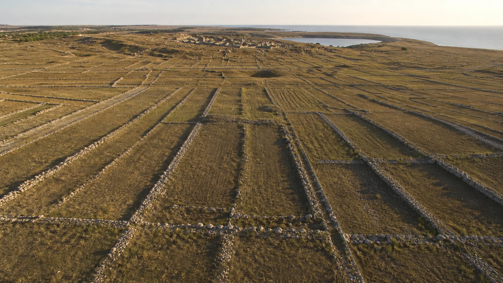 クリミア半島の草地に長方形の区画を描く古代農地チョーラの石垣