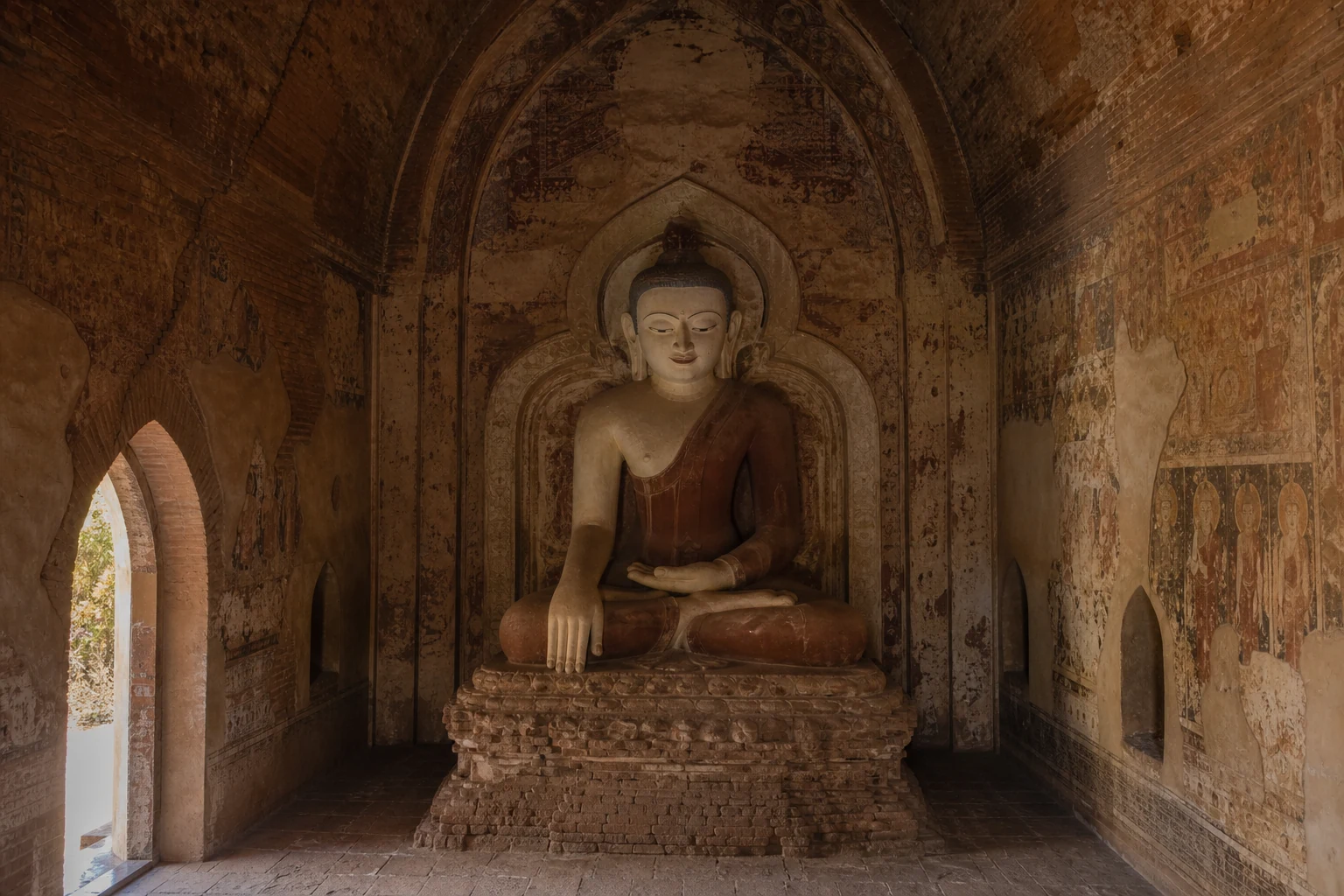 バガンの寺院内に残る仏像と壁画
