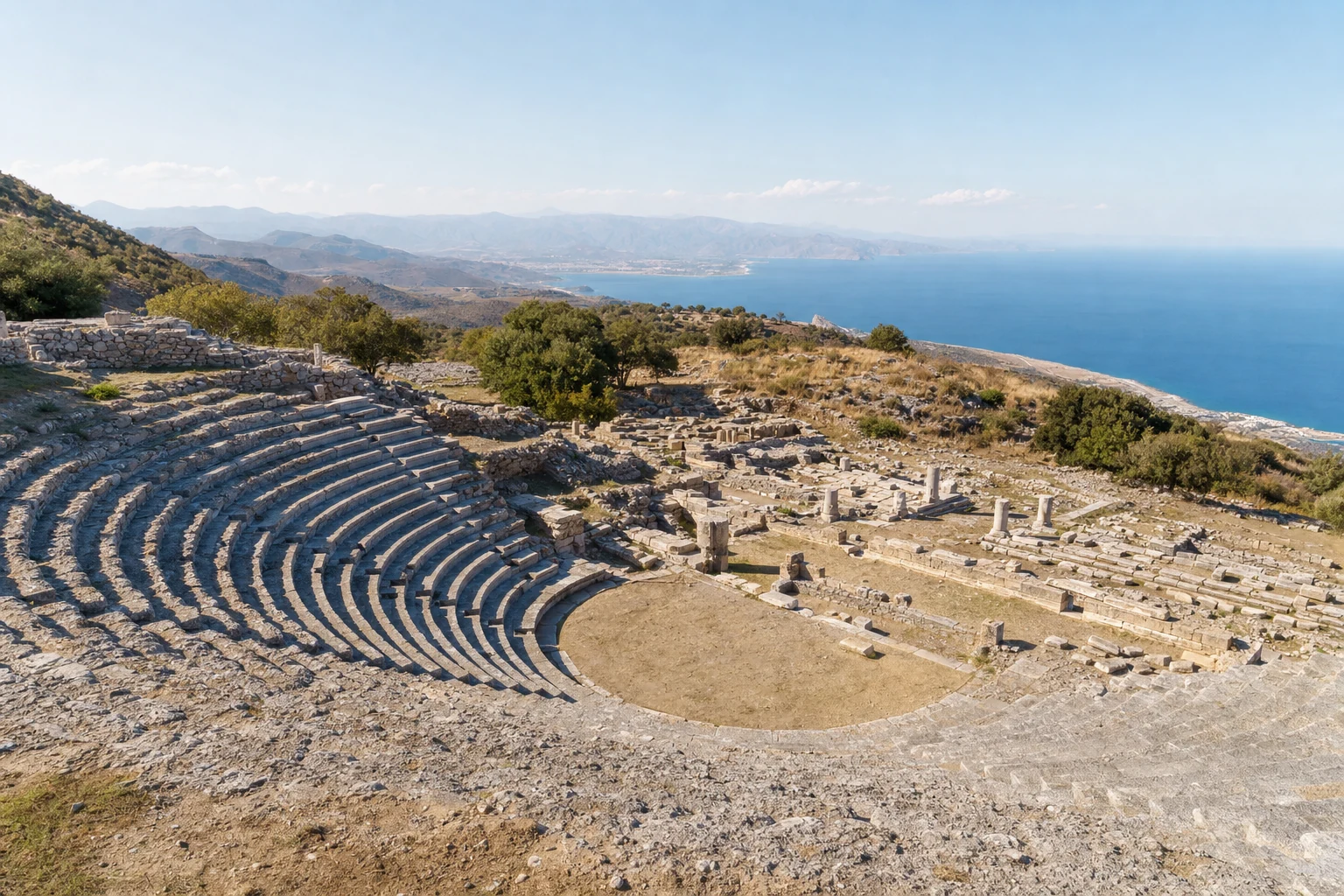 キレーネの丘陵に残る半円形のギリシャ劇場と周辺の都市遺構