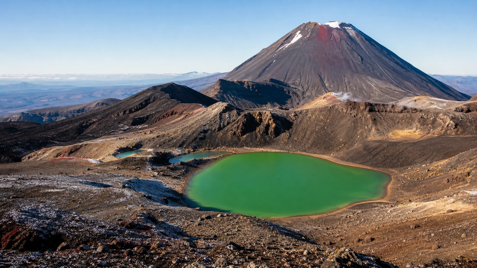 トンガリロ国立公園の三つの火山とエメラルド色の火口湖
