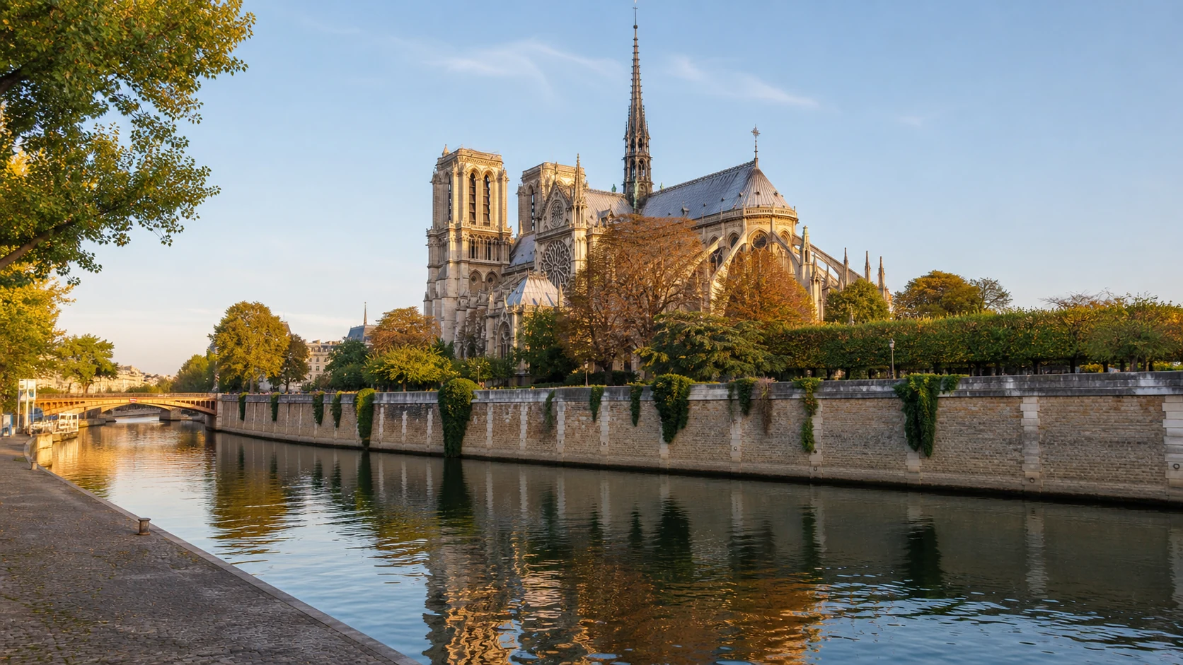 セーヌ川の河岸から見る二つの角塔と飛梁を備えたノートル・ダム大聖堂