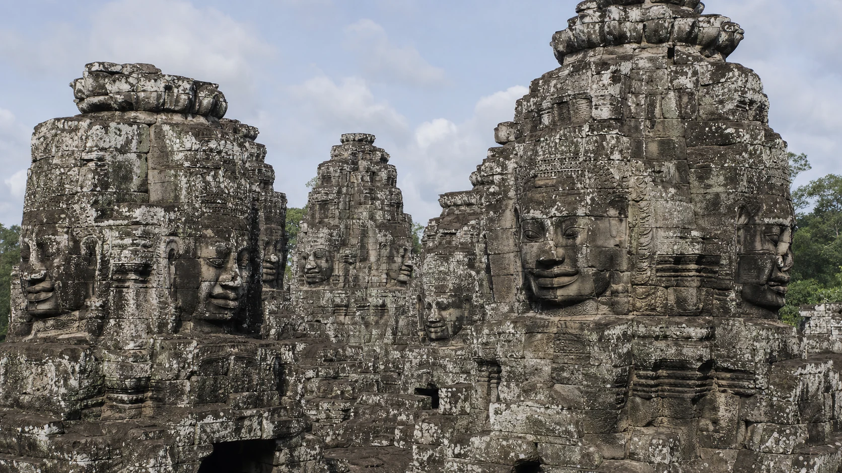 アンコール・トムのバイヨンに立ち並ぶ巨大な四面仏顔塔