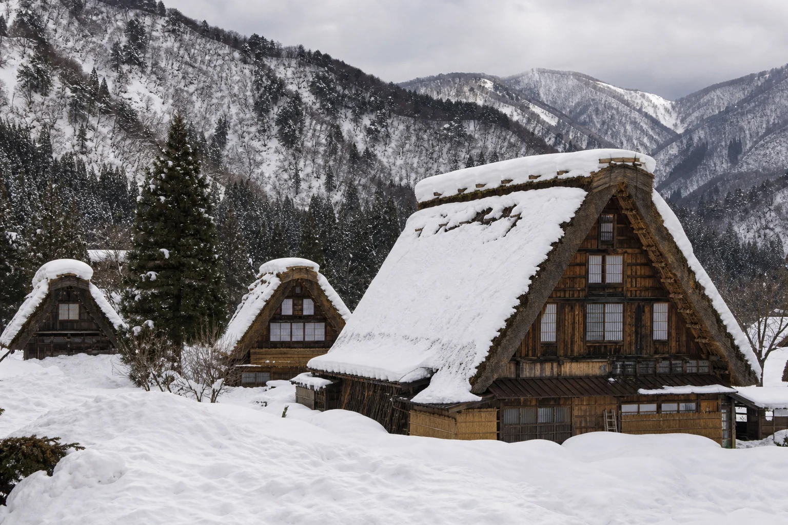 山あいに残る五箇山・相倉の合掌造り集落