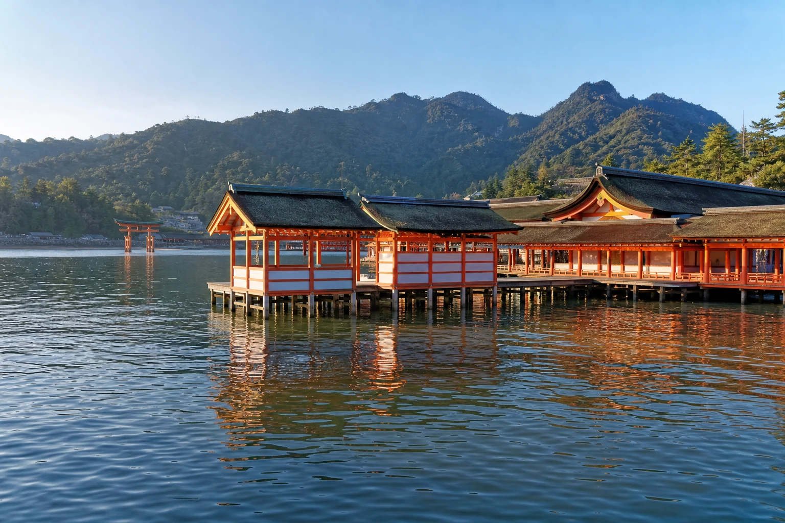 満潮の海に浮かぶ厳島神社の朱塗り社殿と回廊