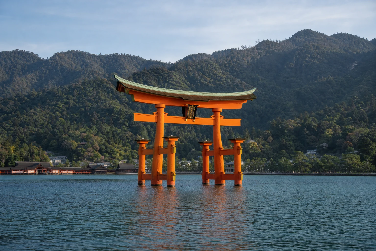 瀬戸内海に立つ厳島神社の大鳥居
