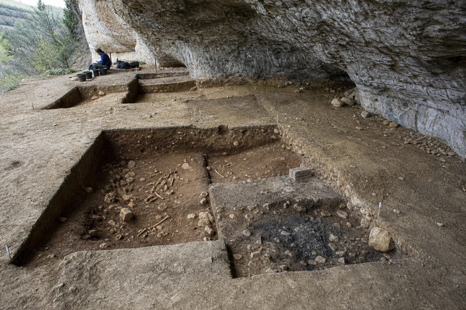 ヴェゼール渓谷の石灰岩の岩陰に残る旧石器時代の発掘層と石器