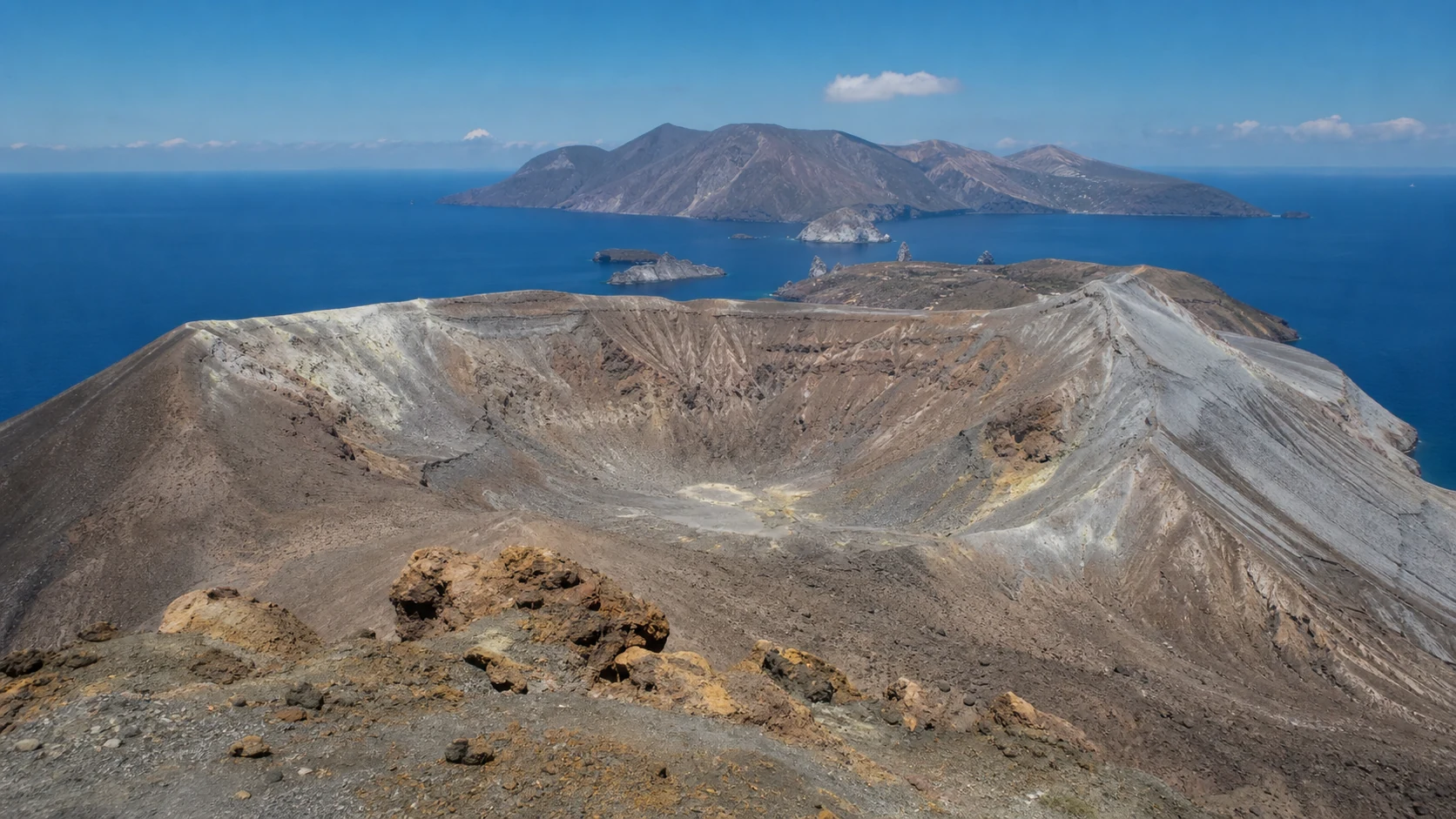 青いティレニア海から立ち上がるヴルカーノ島の火山地形