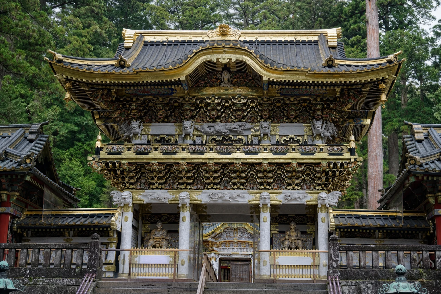 杉木立の中に立つ日光東照宮の陽明門