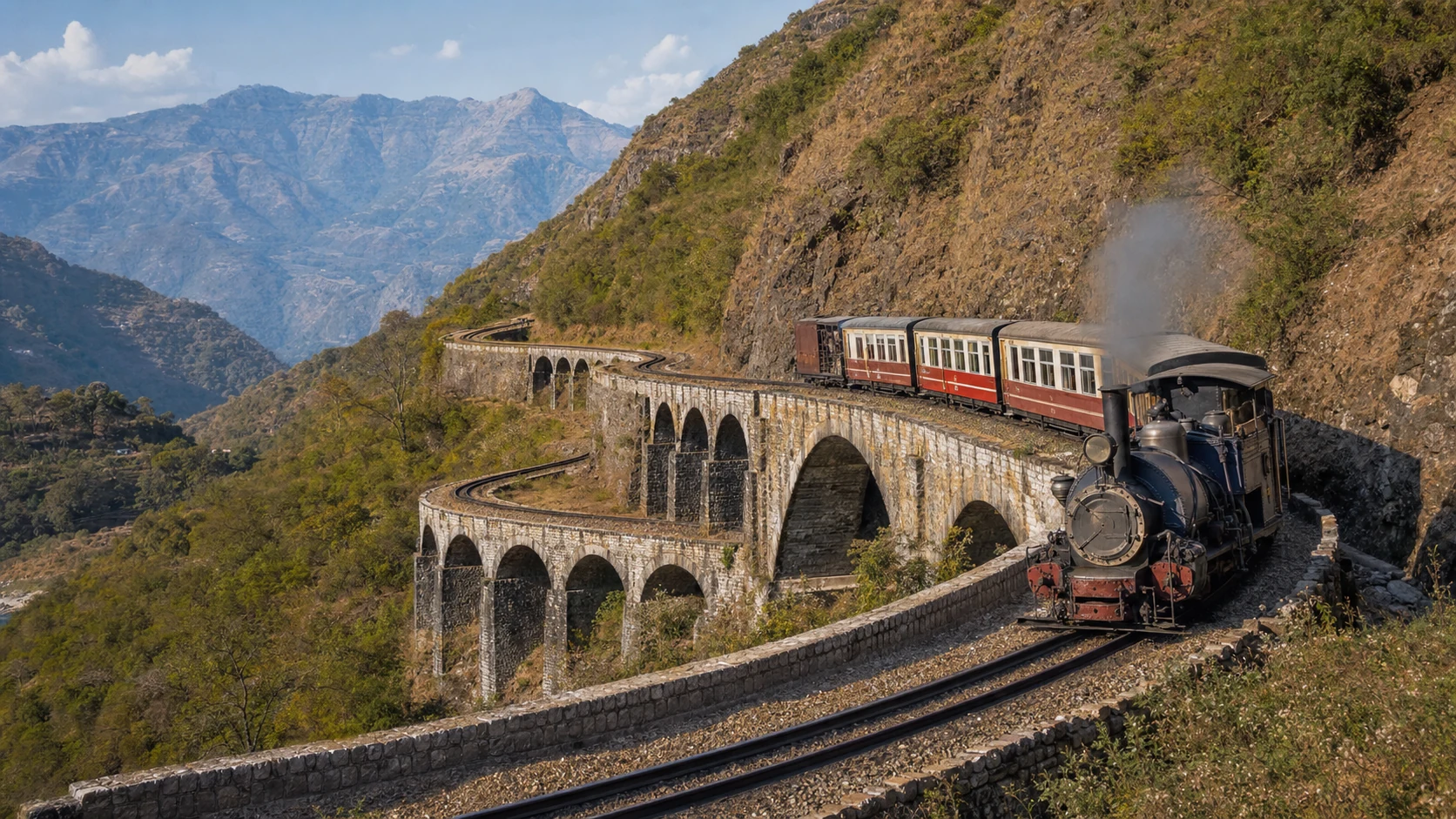 石造橋と急カーブで険しい山地を越えるインドの山岳鉄道