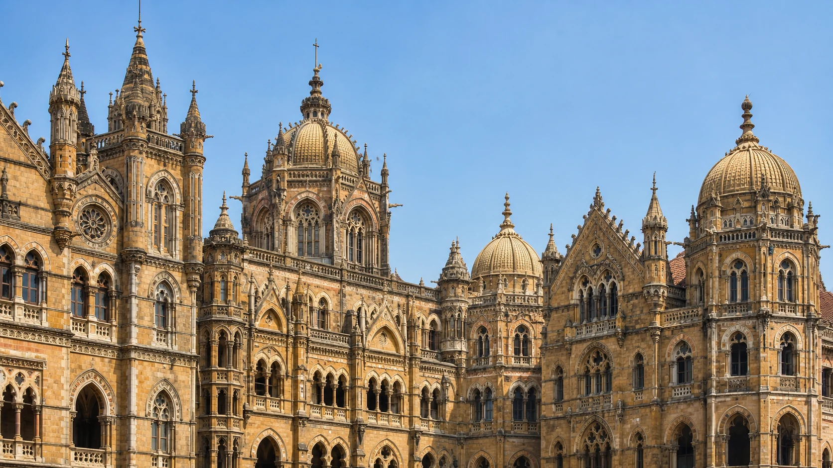 英国ゴシックとインド宮殿建築が融合した駅舎ファサード