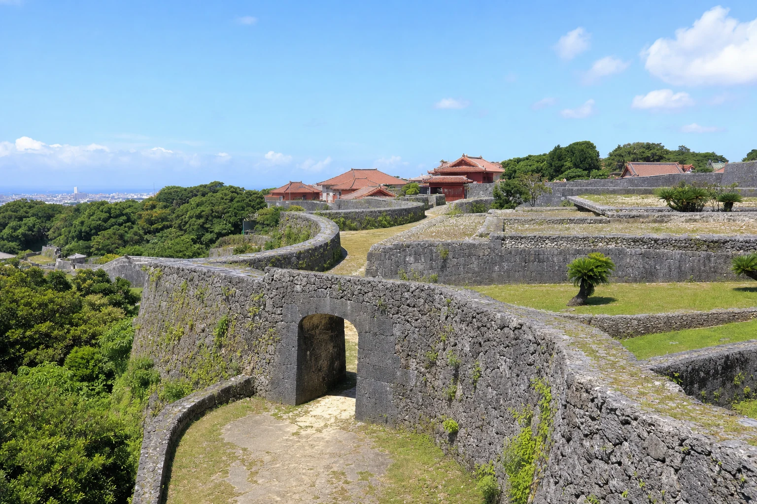 曲線状の石垣と城門が残る首里城跡